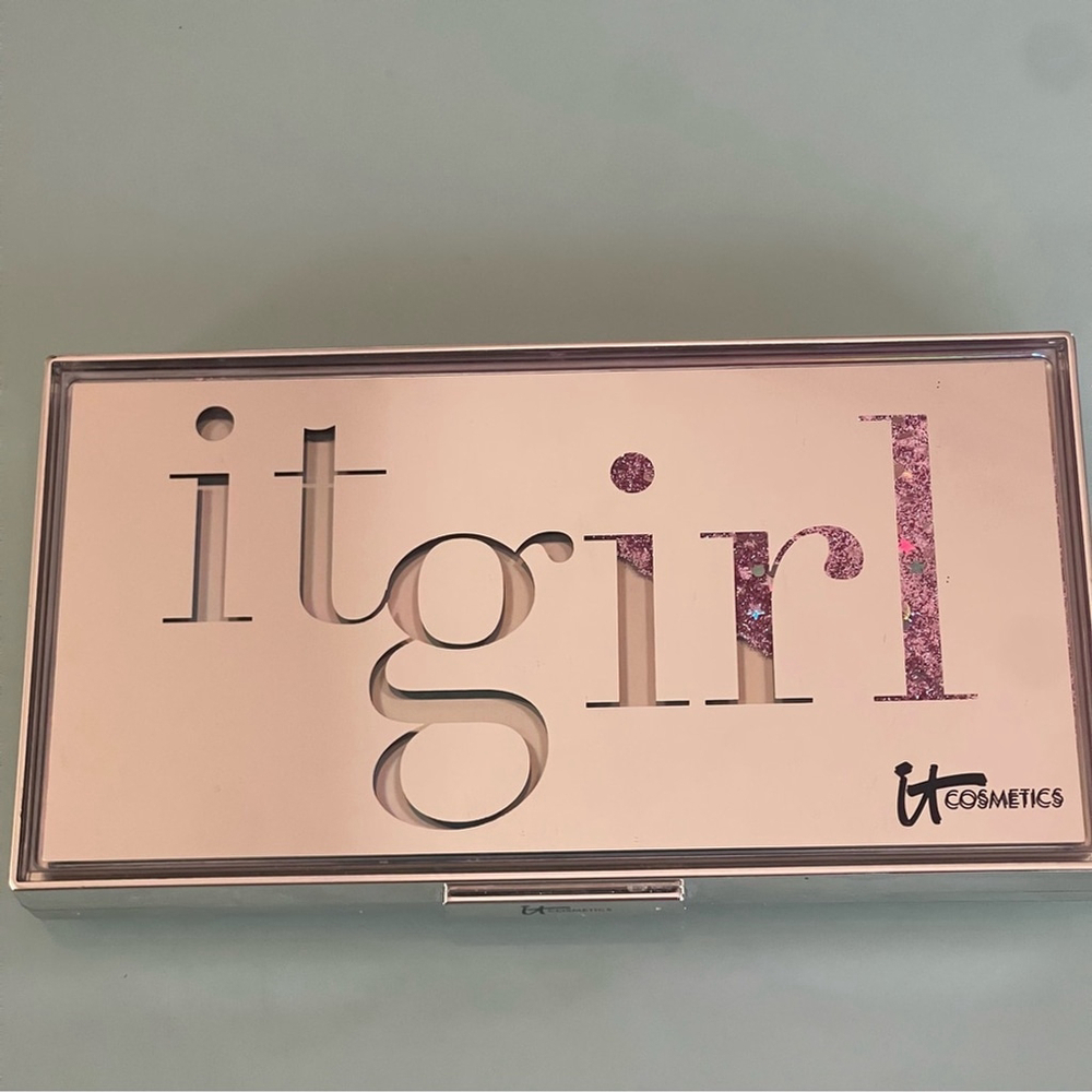IT COSMETICS IT Girl Palette Vol. 2
Palette of Eye Shadows & Blush Rare Limited